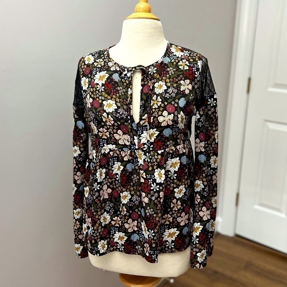 BCBGeneration Floral Lace Shoulder top Sz S